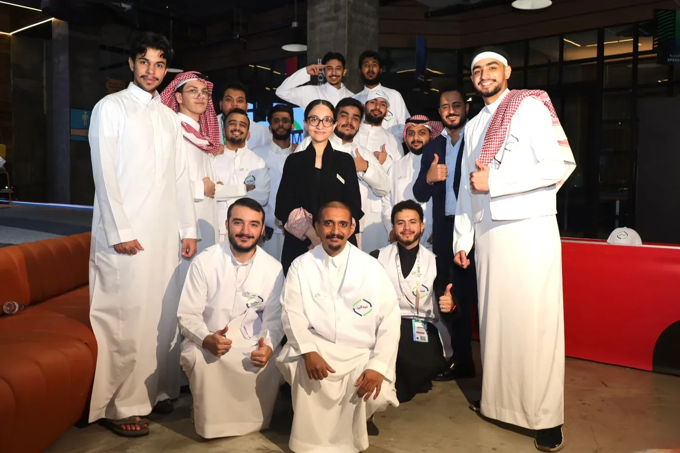 جزء من فريق التنفيذ في موقع العمل.